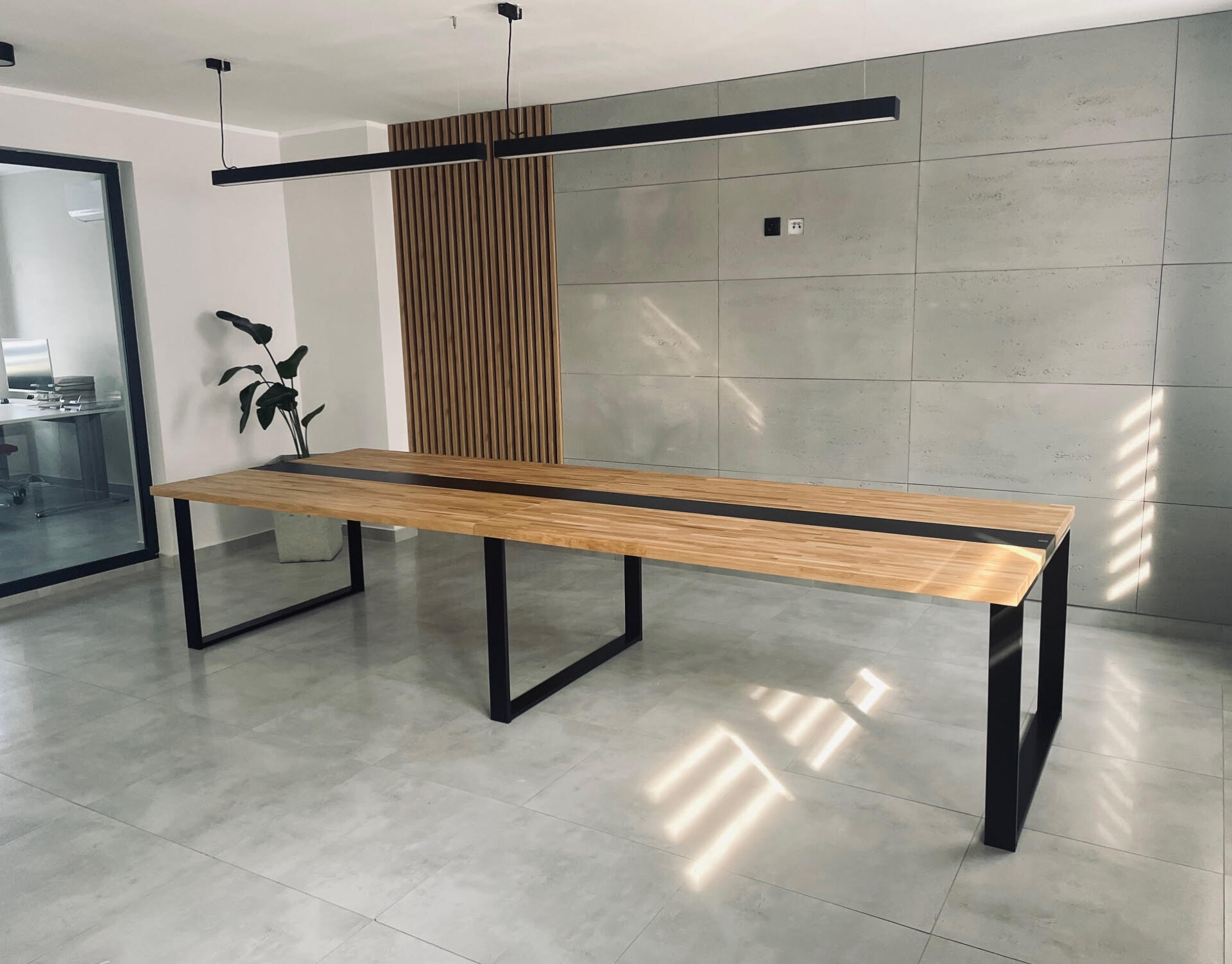 Table de conférence avec plateau en bois 450x150cm avec trous pour câbles