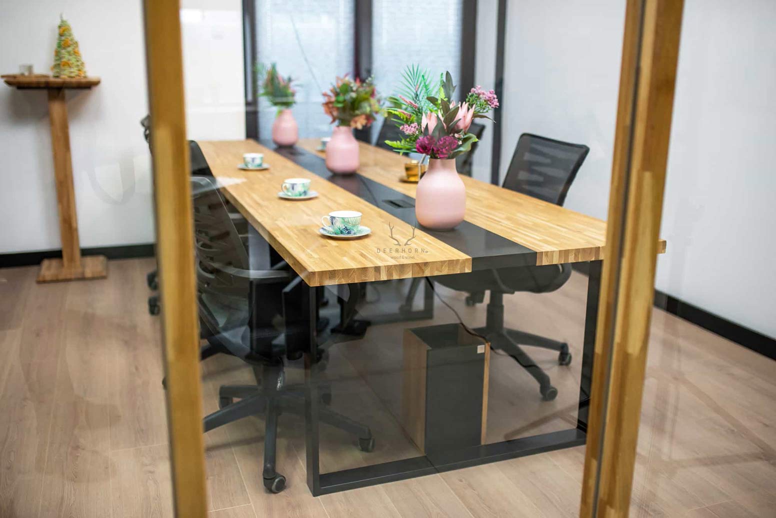 Table de conférence avec plateau en bois 320x110cm avec trous pour câbles