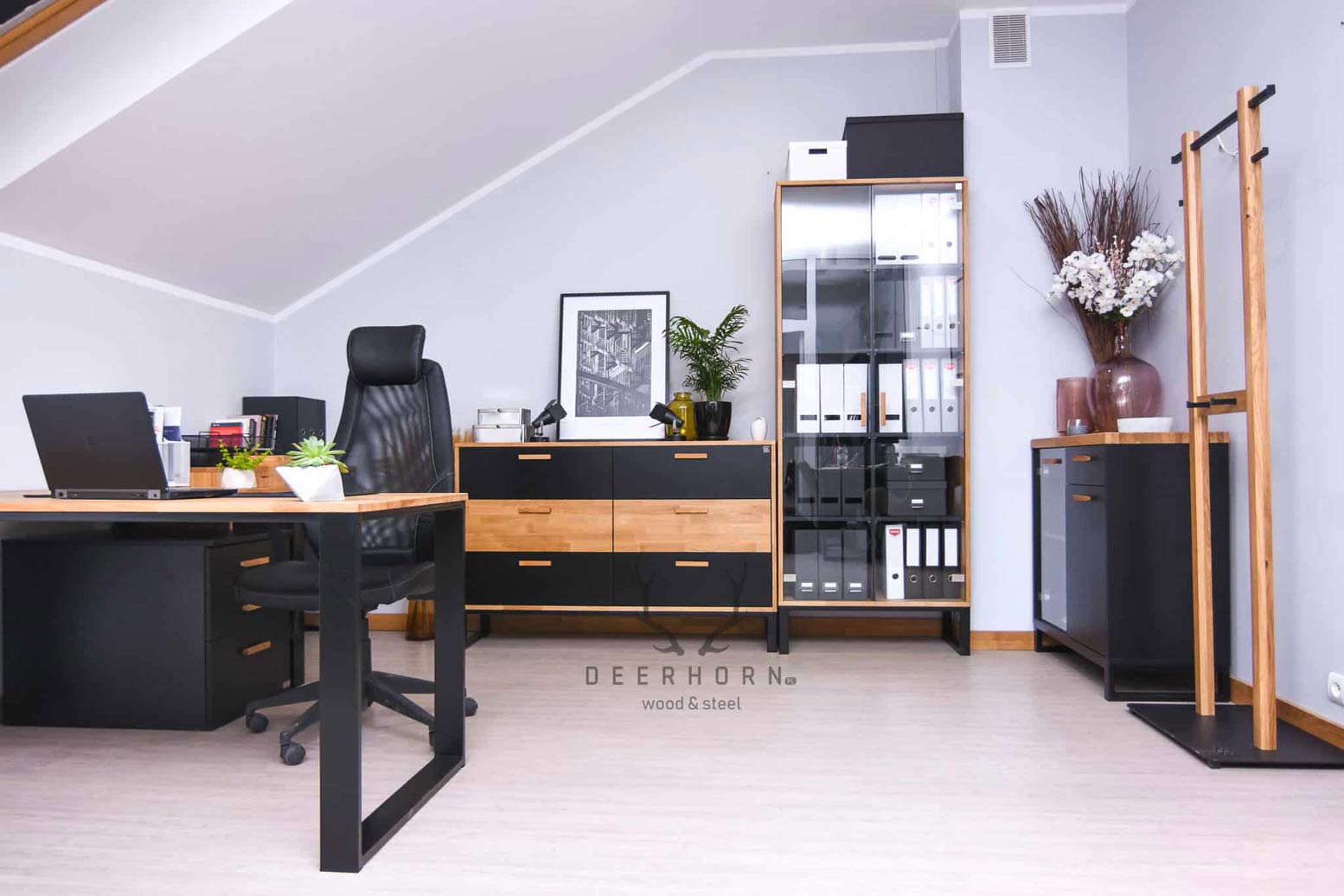 Vitrine minimaliste en verre avec côtés en bois. 80cm de large