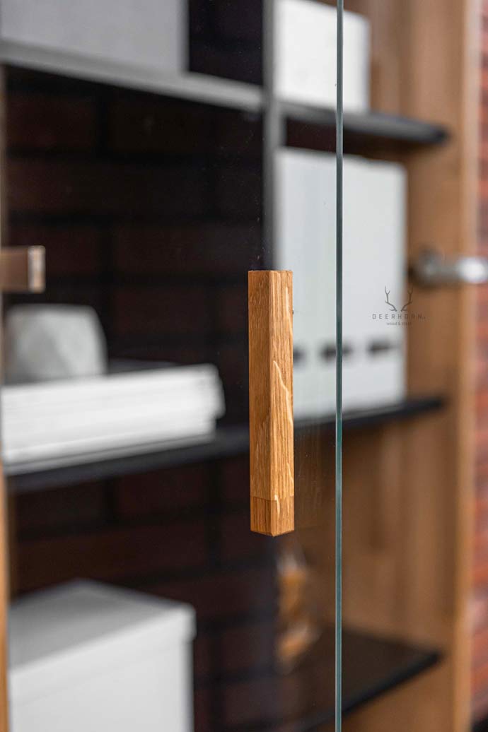 Vitrine minimaliste en verre avec côtés en bois. 80cm de large