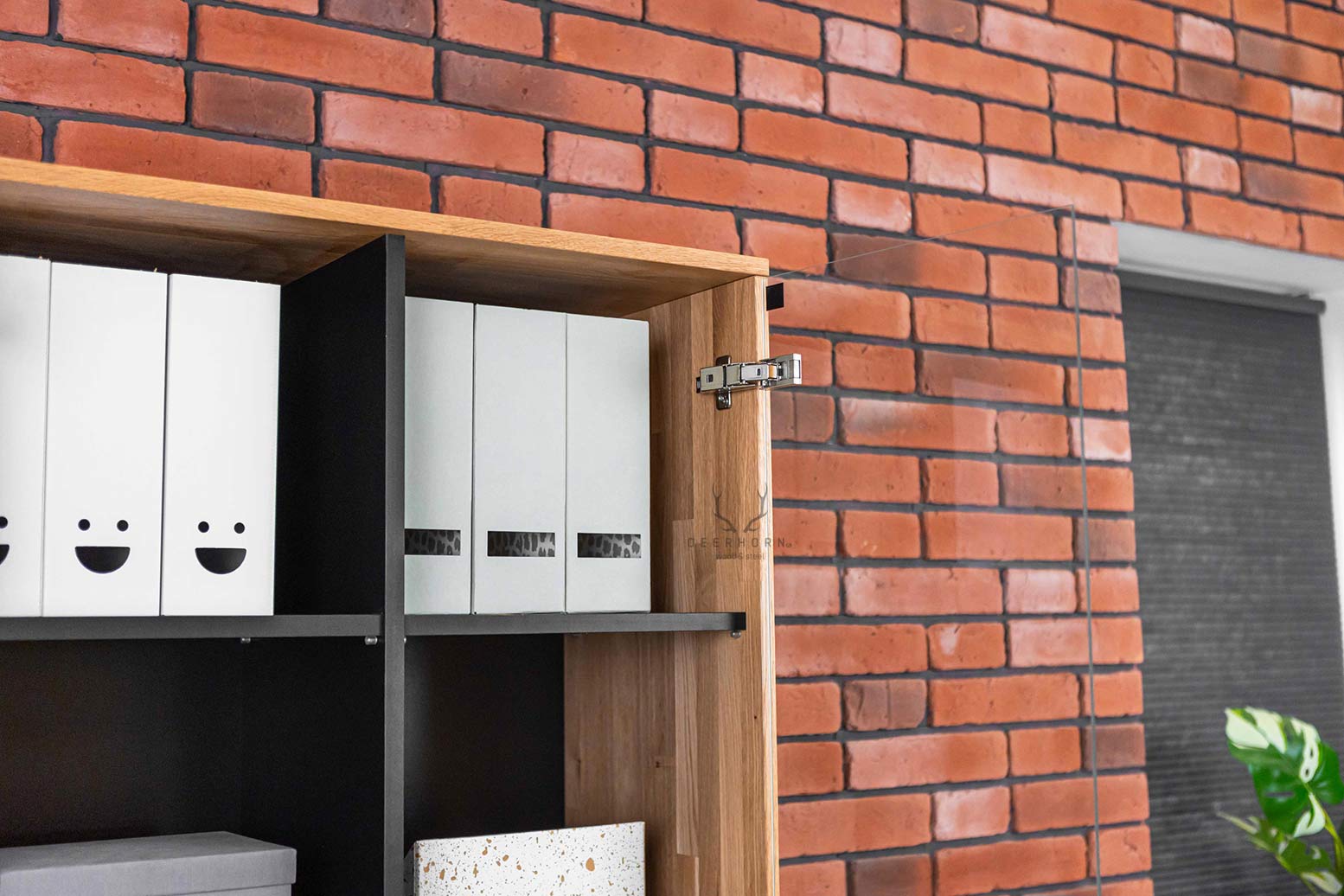 Vitrine minimaliste en verre avec côtés en bois. 80cm de large