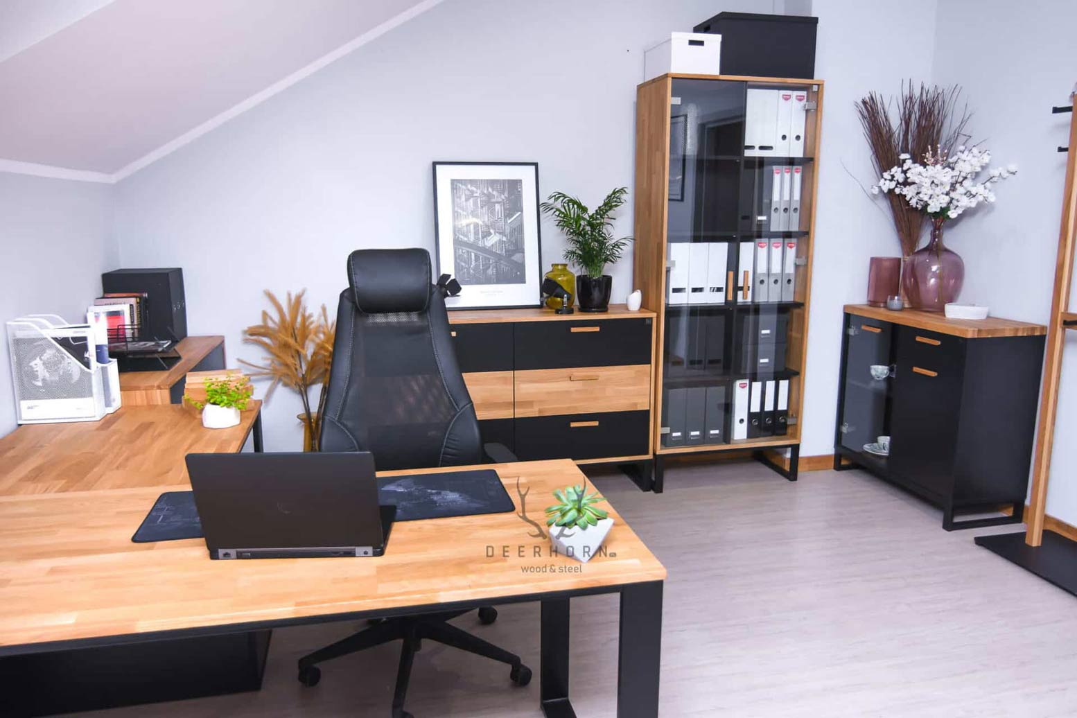 Vitrine minimaliste en verre avec côtés en bois. 80cm de large