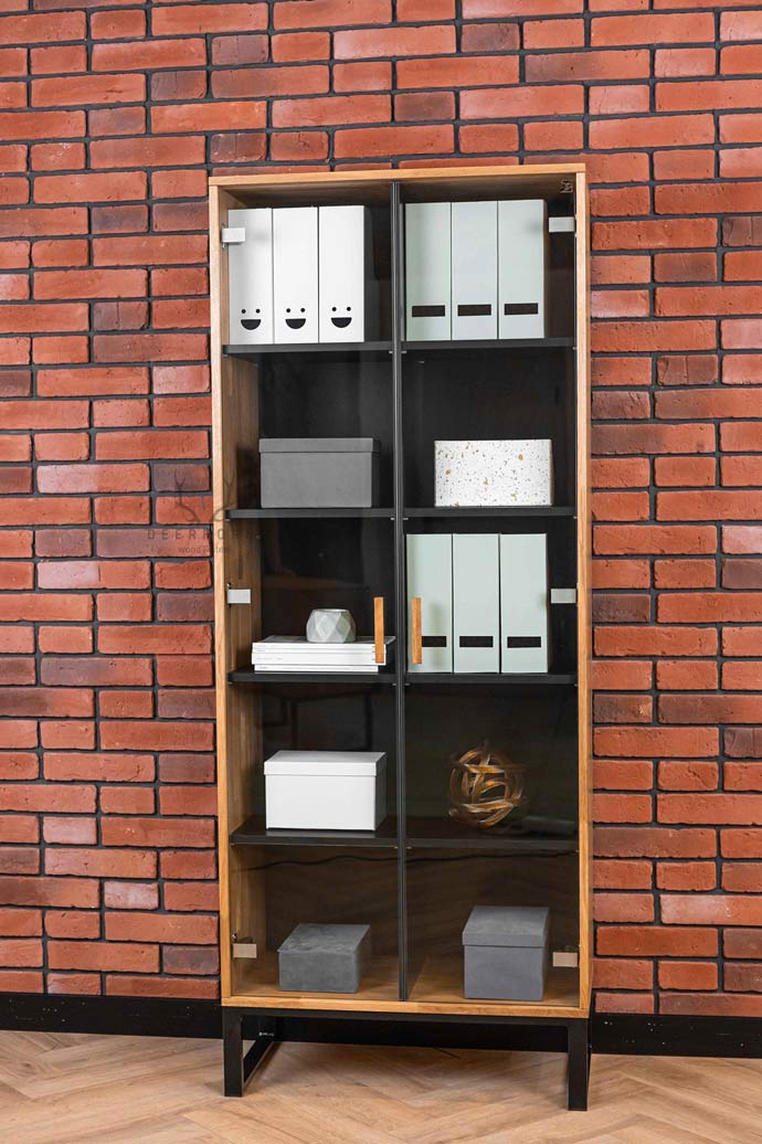 Vitrine minimaliste en verre avec côtés en bois. 80cm de large