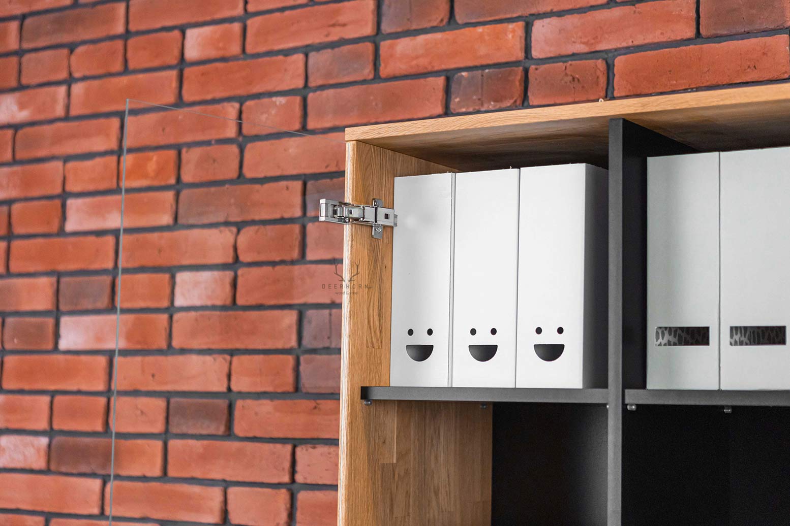 Vitrine minimaliste en verre avec côtés en bois. 80cm de large