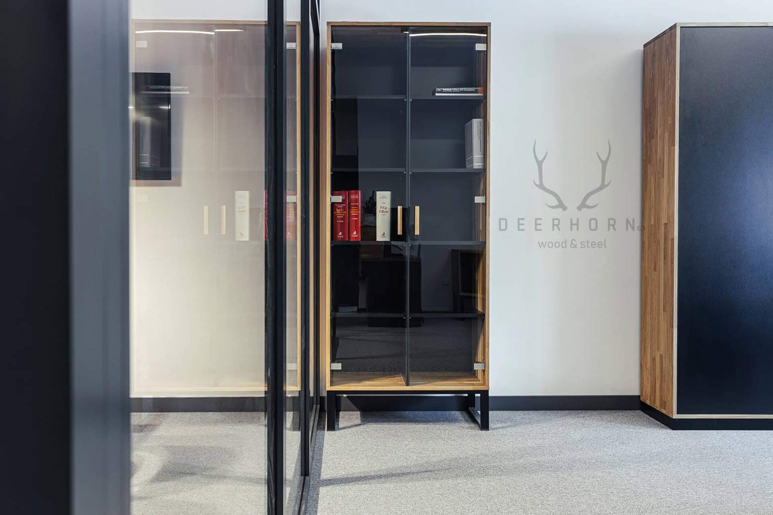 Vitrine minimaliste en verre avec côtés en bois. 80cm de large