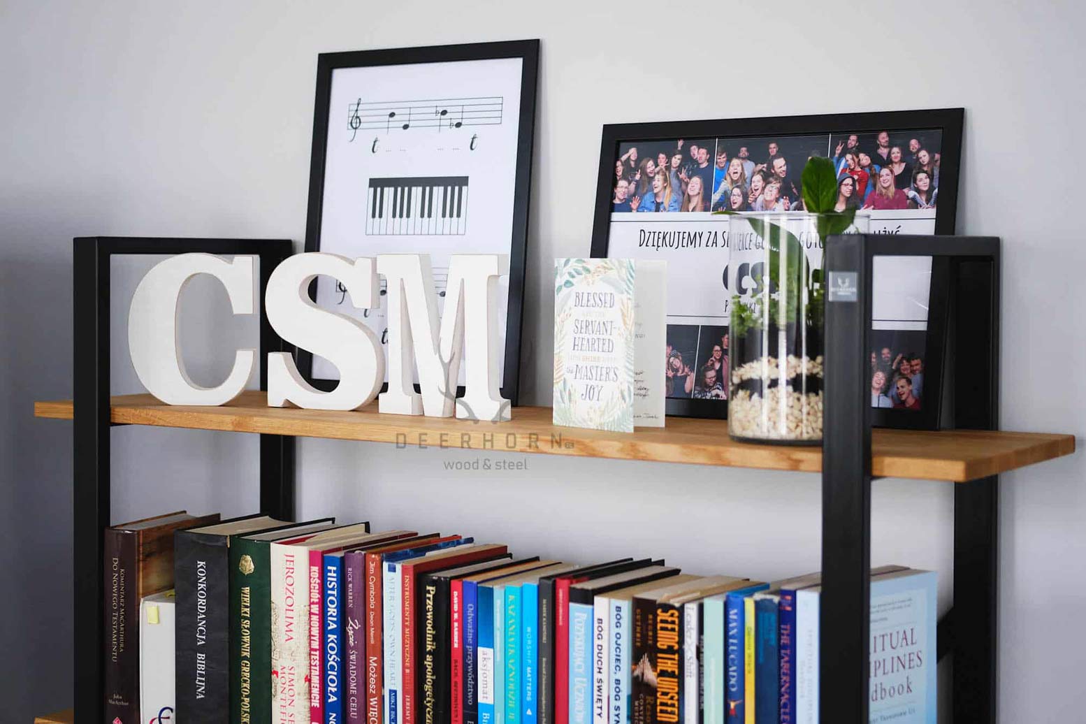 Bibliothèque à la mode pour le bureau ou l'étude avec 5 étagères