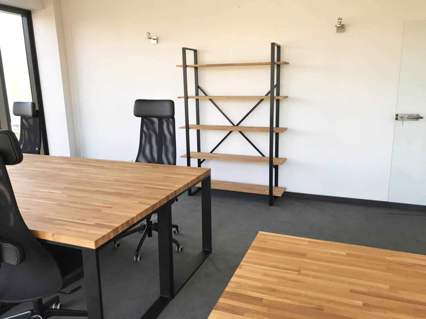 Bibliothèque à la mode pour le bureau ou l'étude avec 5 étagères