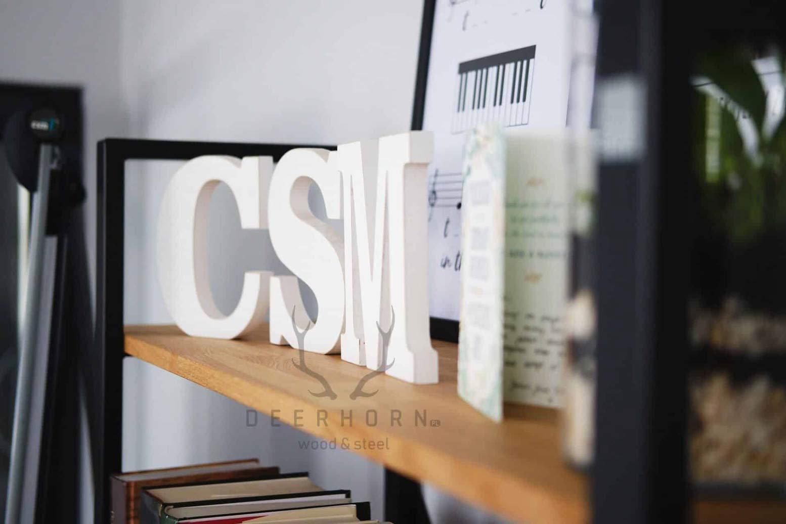 Bibliothèque à la mode pour le bureau ou l'étude avec 5 étagères