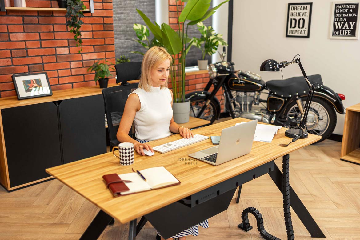 Bureau moderne noir avec plateau en bois et mélangeur