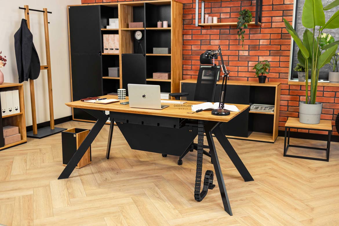 Bureau moderne noir avec plateau en bois et mélangeur