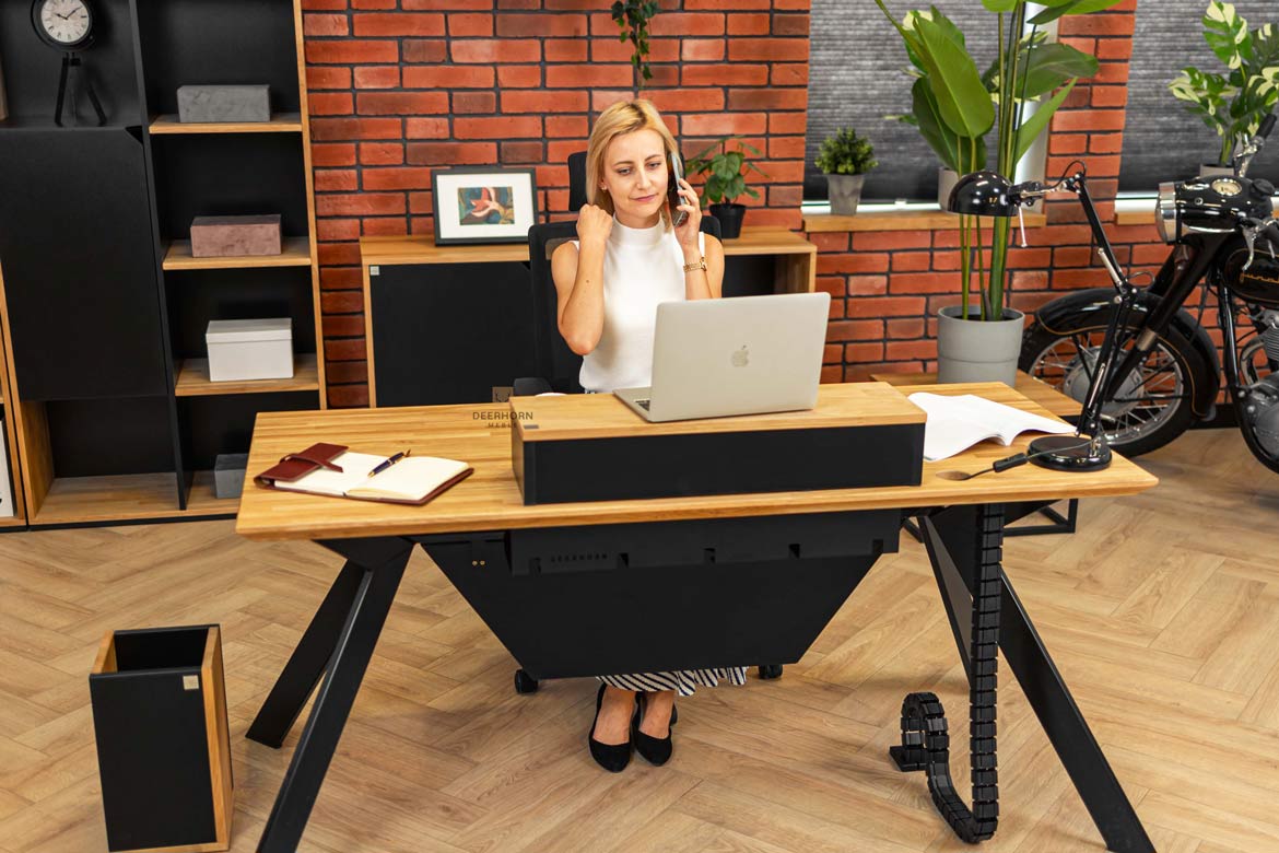 Bureau moderne noir avec plateau en bois et mélangeur