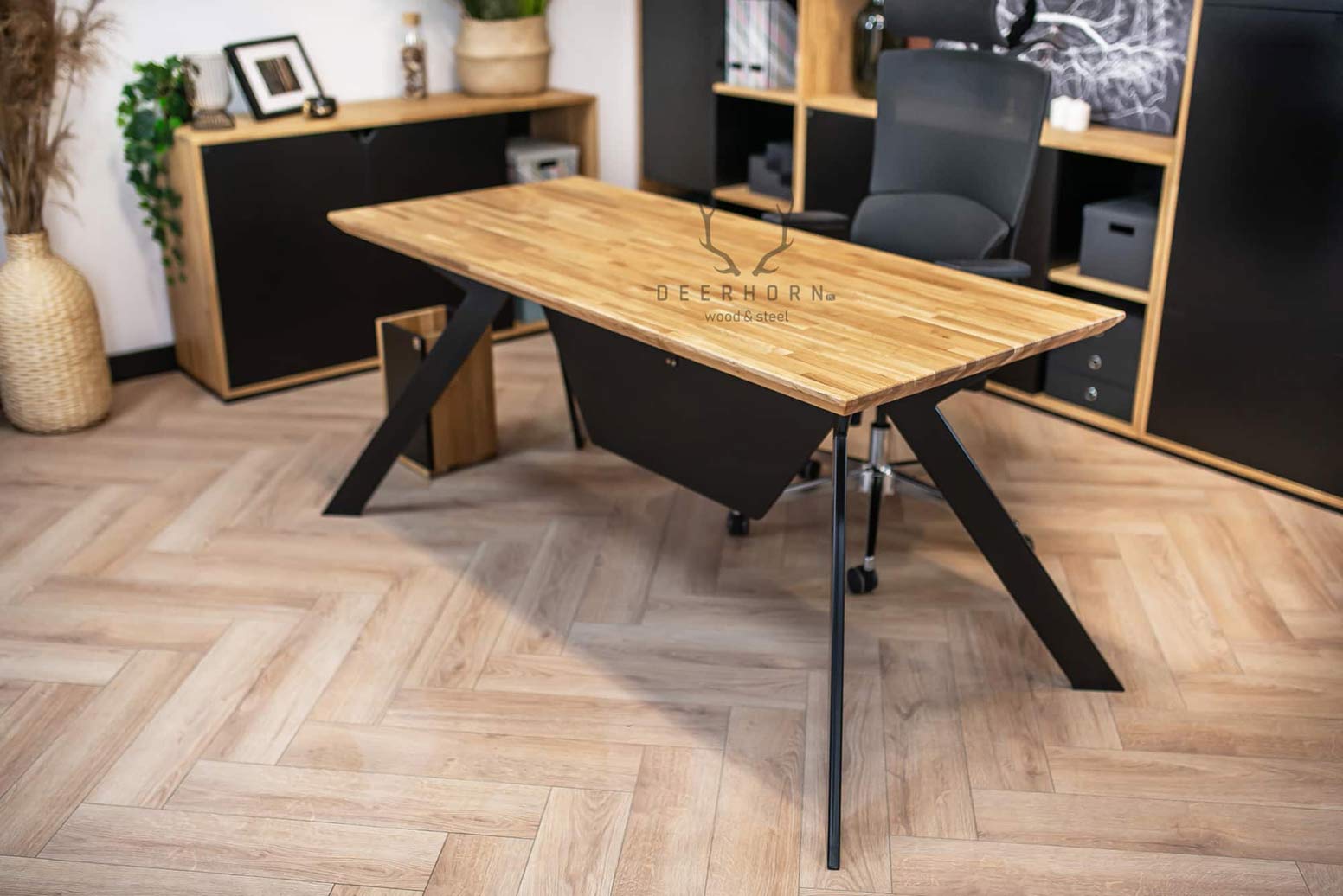 Bureau moderne noir avec plateau en bois et mélangeur