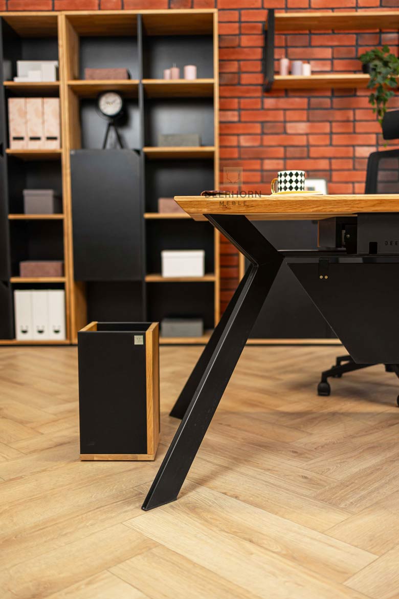 Bureau moderne noir avec plateau en bois et mélangeur