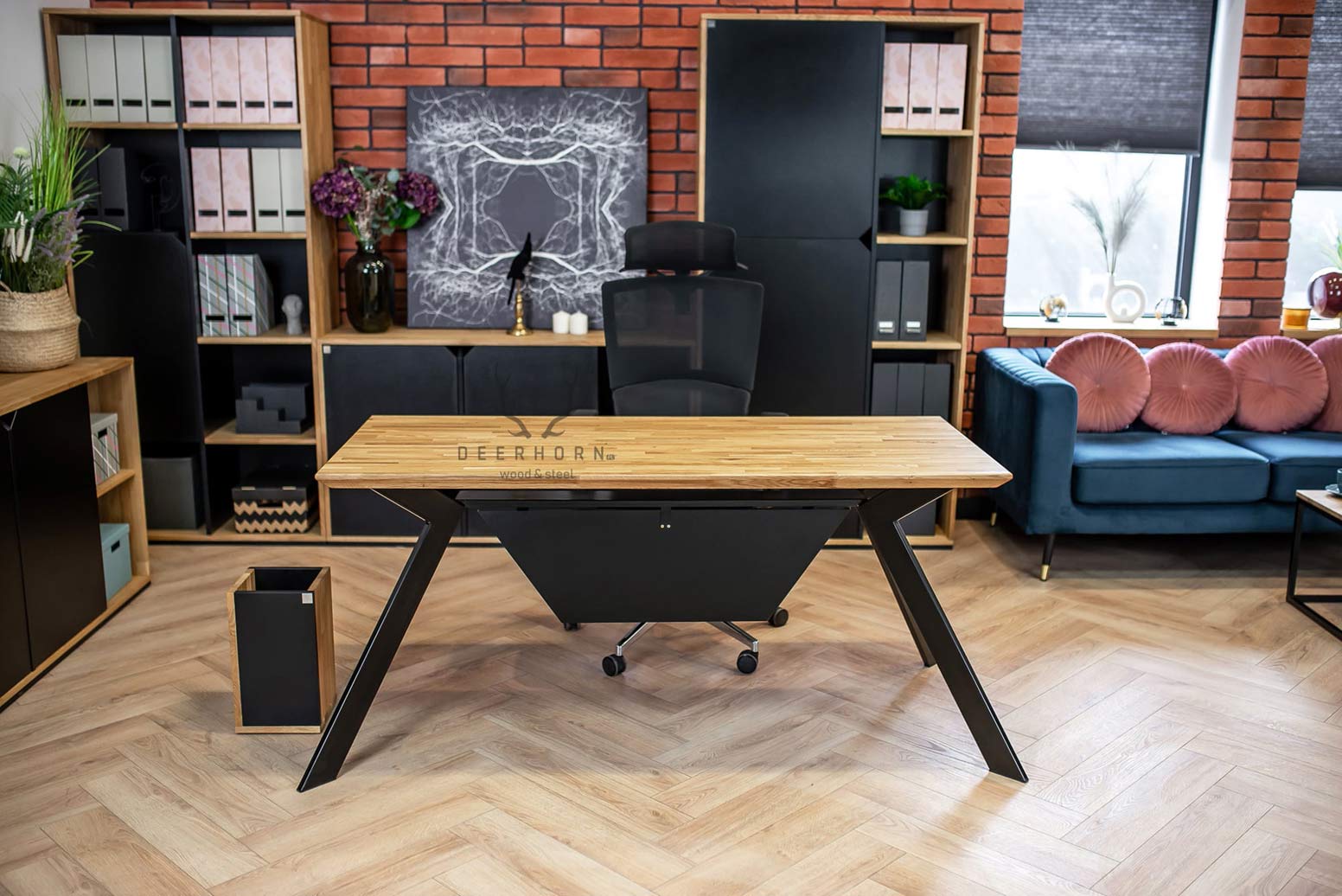Bureau moderne noir avec plateau en bois et mélangeur