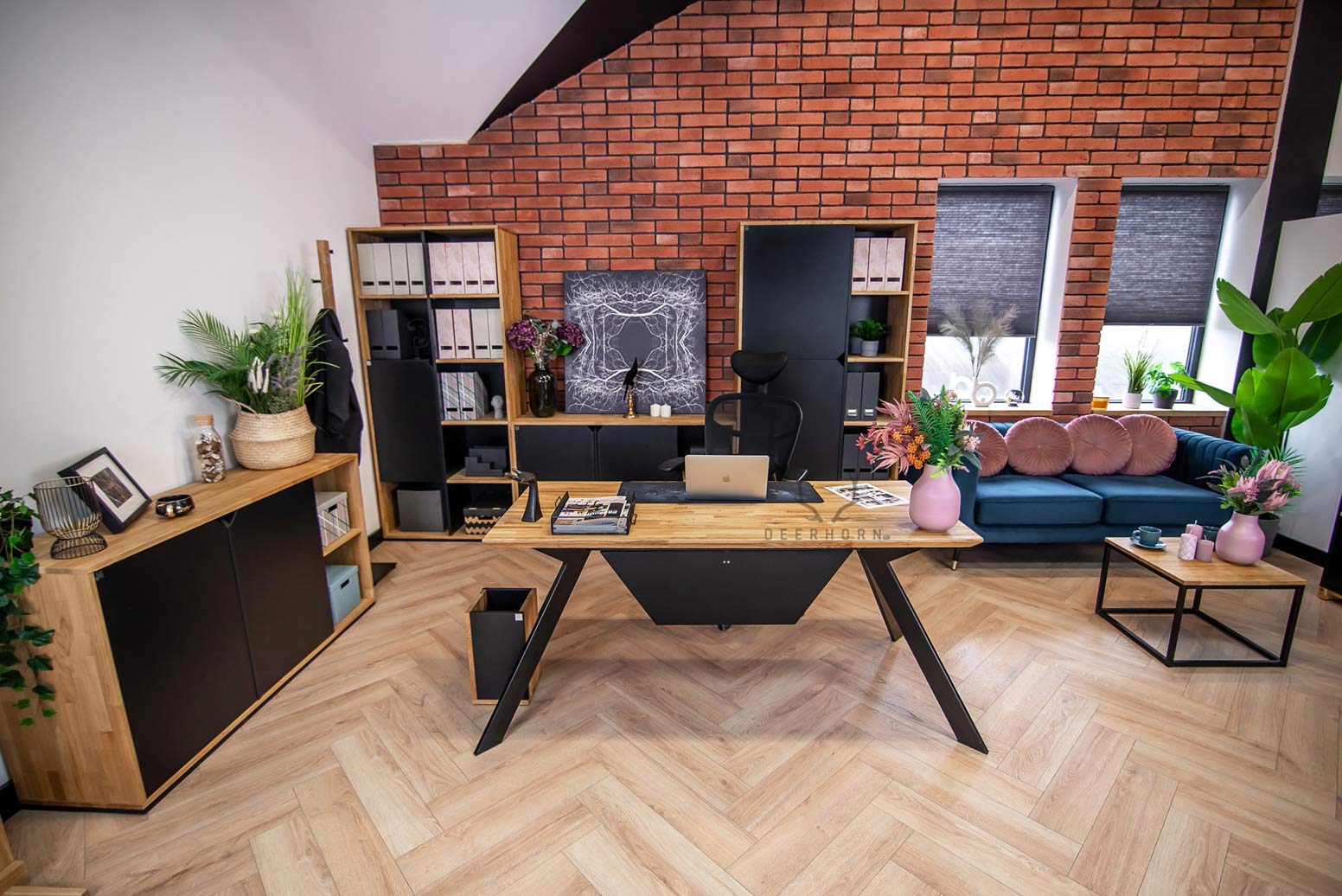 Bureau moderne noir avec plateau en bois et mélangeur