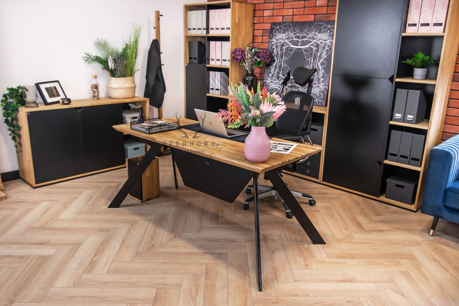 Bureau moderne noir avec plateau en bois et mélangeur