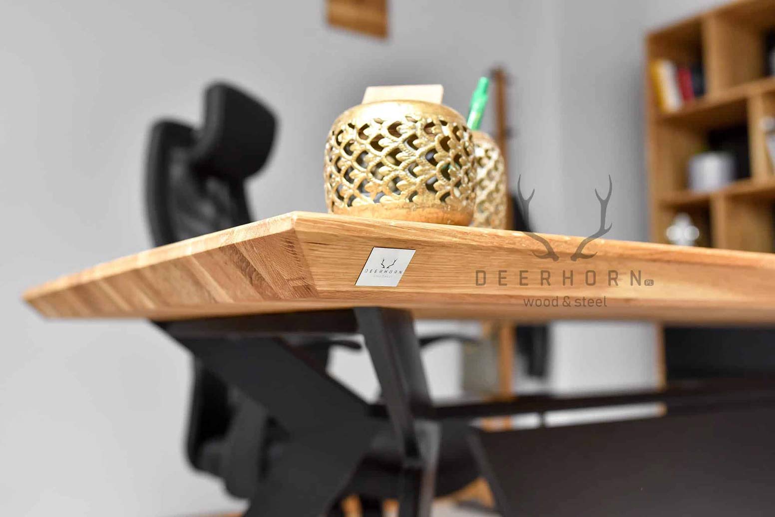 Bureau moderne noir avec plateau en bois et mélangeur