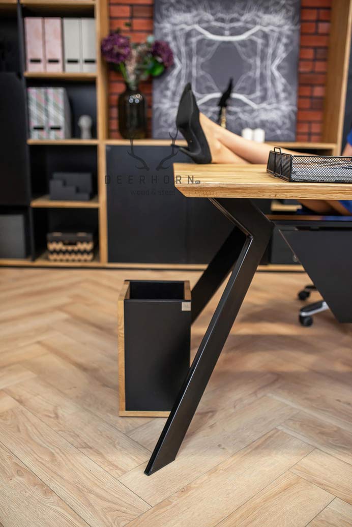 Bureau moderne blanc avec plateau en bois et blenda