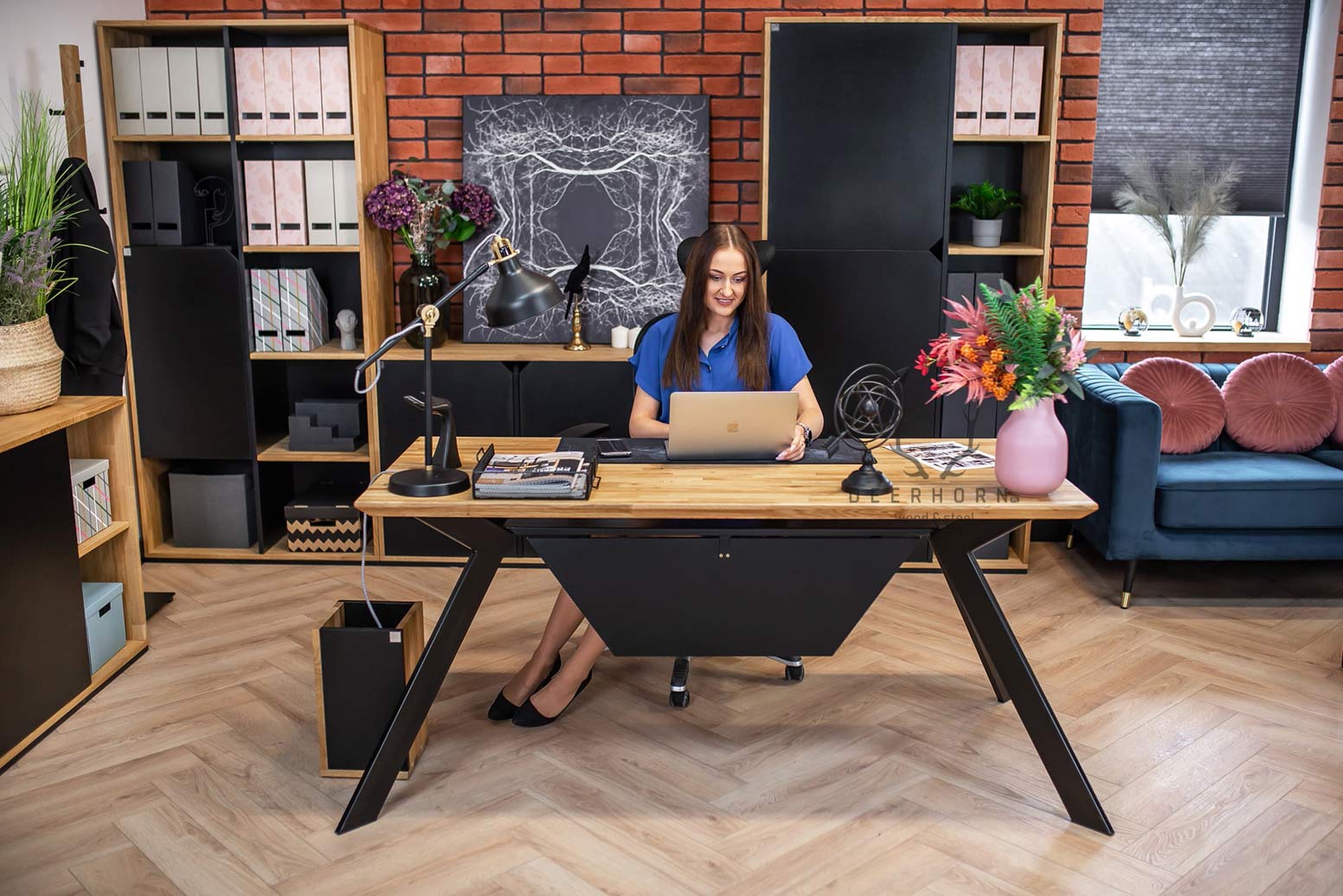 Bureau moderne blanc avec plateau en bois et blenda