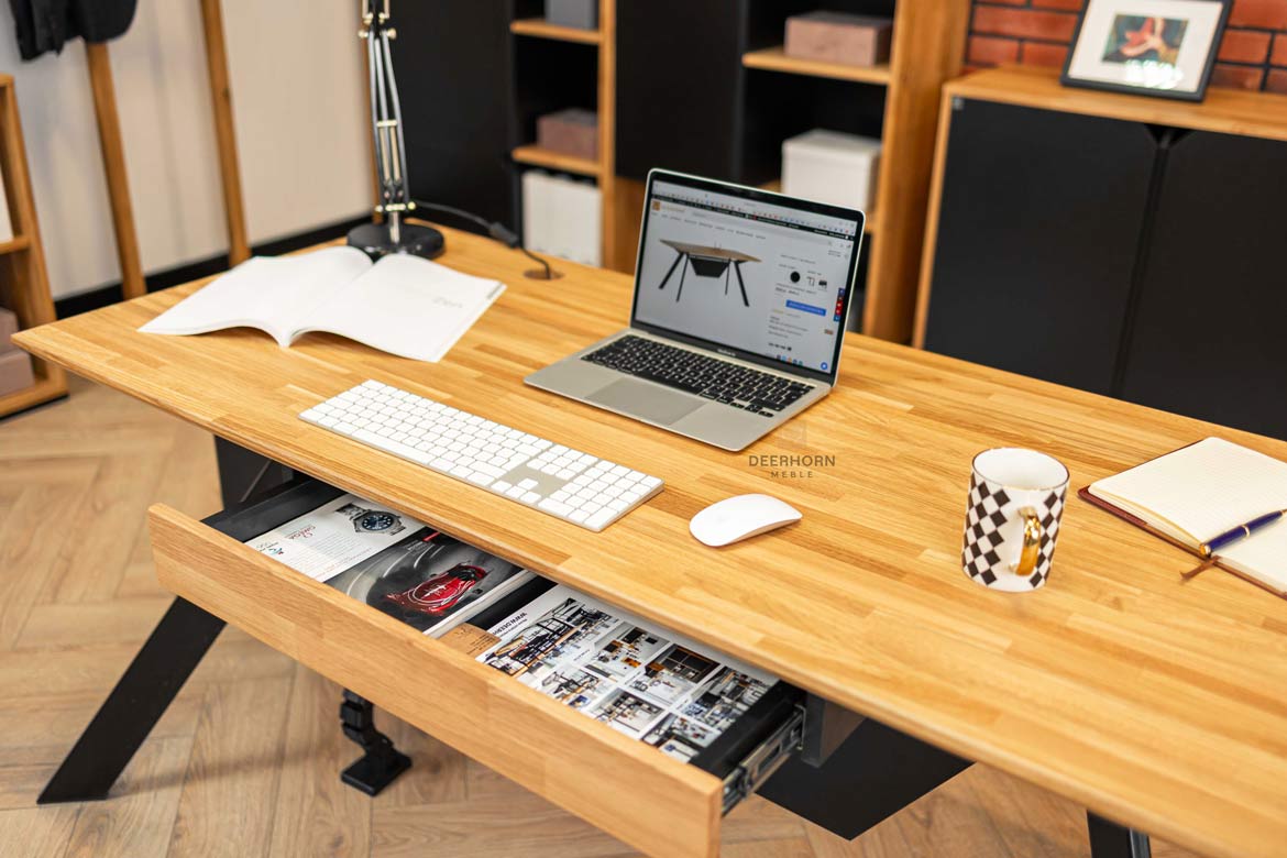 Bureau moderne blanc avec plateau en bois et blenda