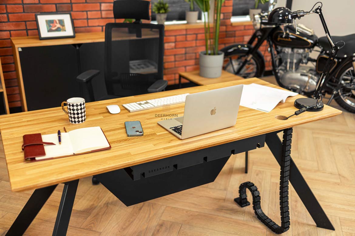 Bureau moderne blanc avec plateau en bois et blenda