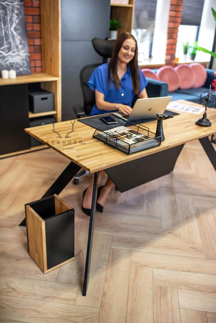Bureau moderne blanc avec plateau en bois et blenda