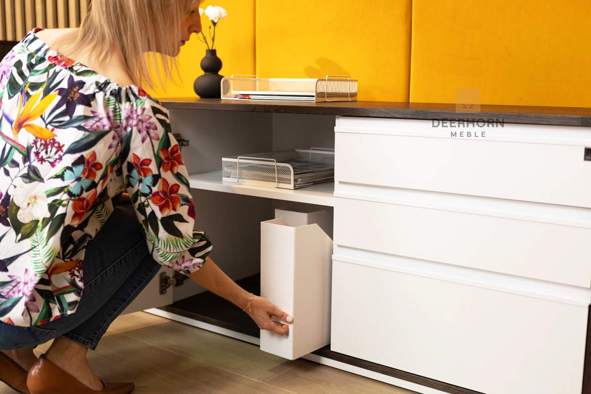 Meuble noir avec tiroirs et étagère de bureau en ébène