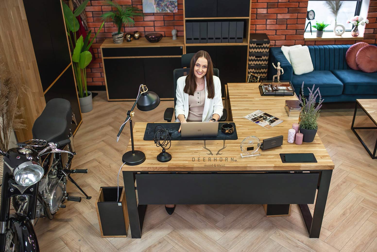 Bureau d'angle pour grand bureau avec plateau en bois, tiroirs et couvercles