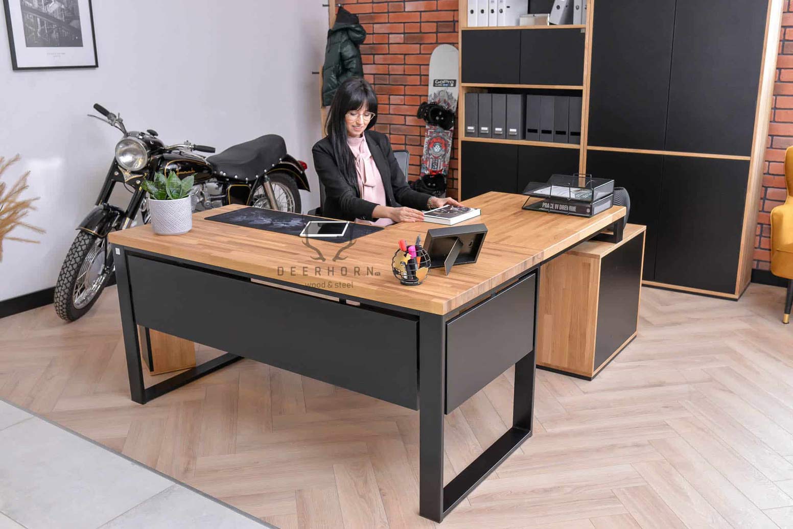 Bureau d'angle pour grand bureau avec plateau en bois, tiroirs et couvercles