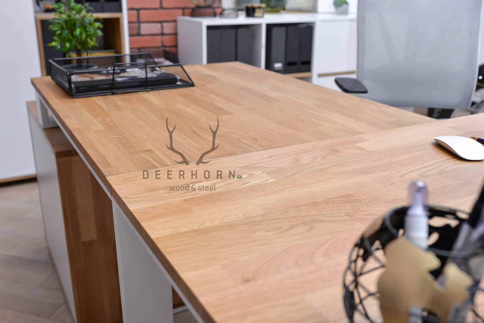 Bureau d'angle en bois blanc avec caisson et plateau mince de bureau