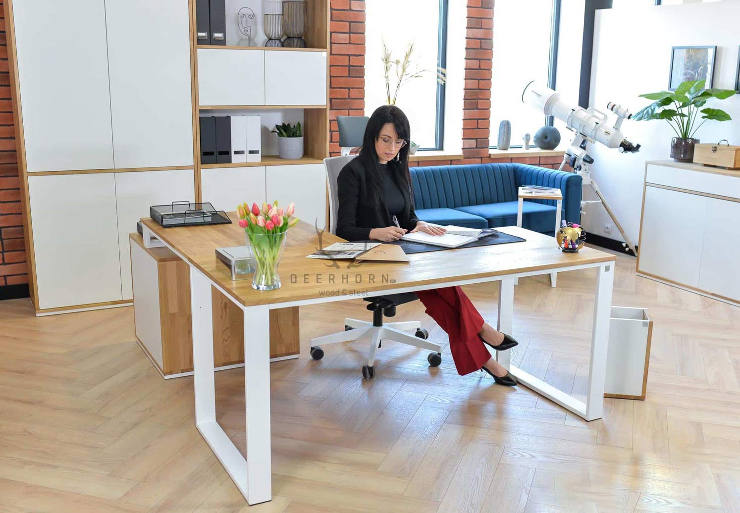 Bureau d'angle en bois blanc avec caisson et plateau mince de bureau