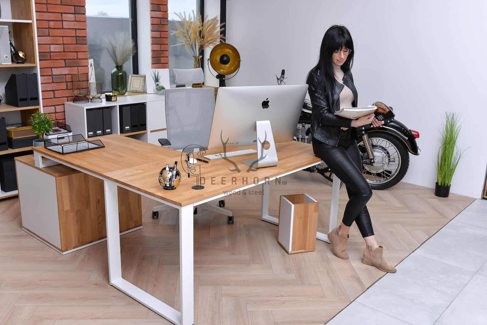 Bureau d'angle en bois blanc avec caisson et plateau mince de bureau