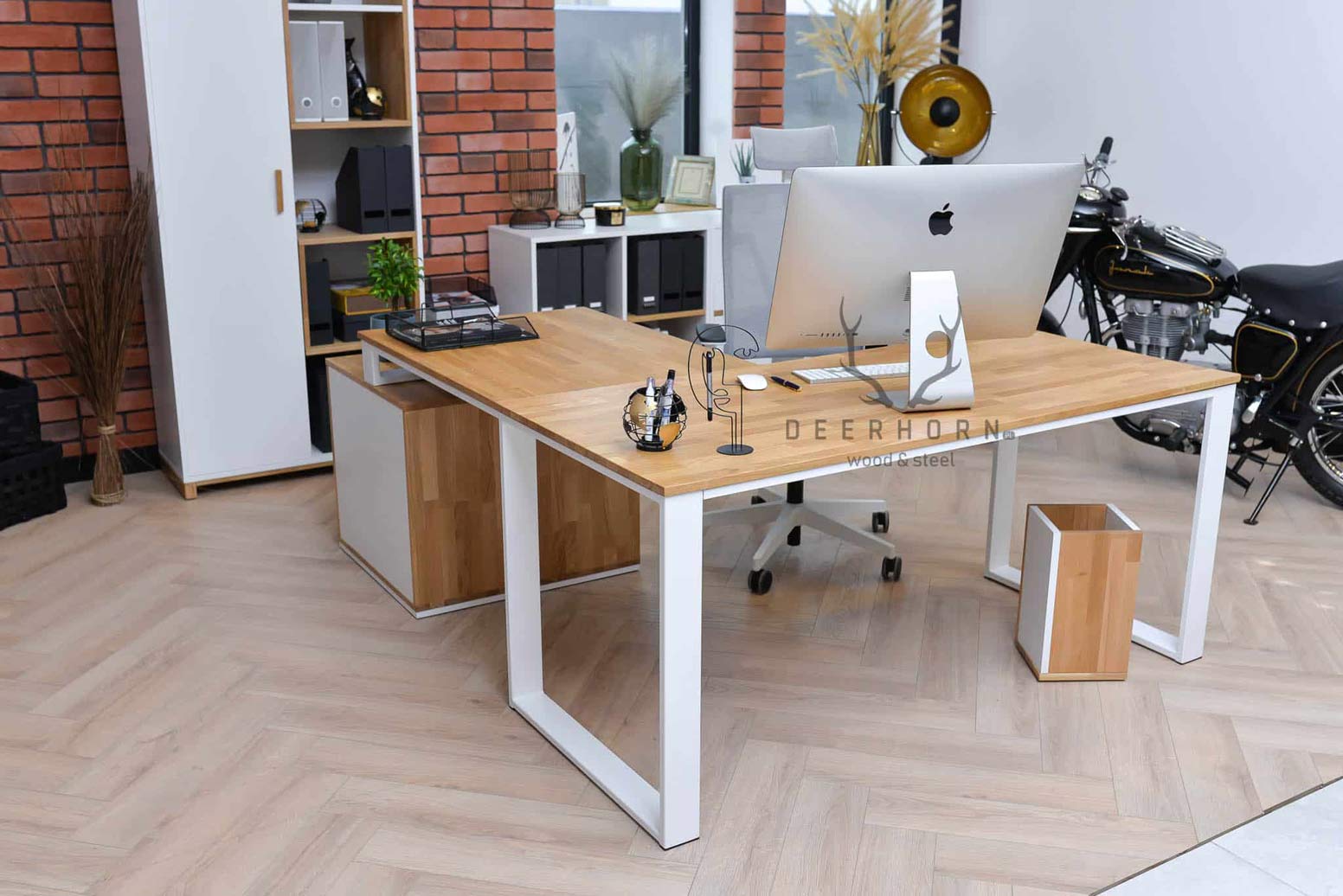 Bureau d'angle en bois blanc avec caisson et plateau mince de bureau