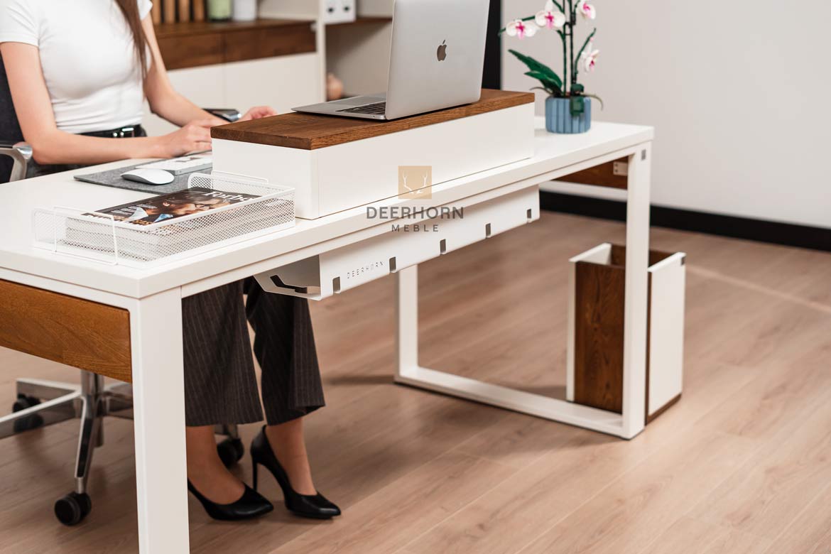 Bureau avec plateau en carton, lumière 160