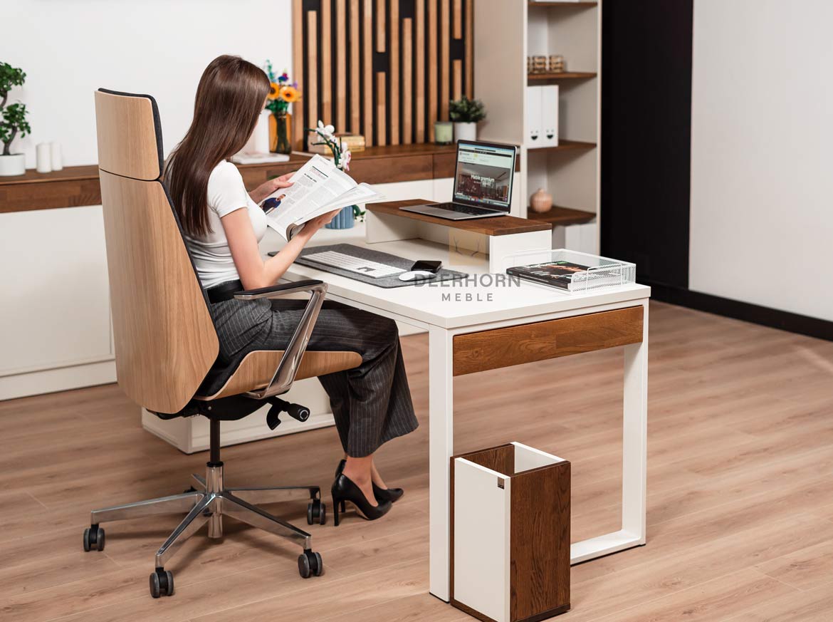 Bureau avec plateau en carton, lumière 160