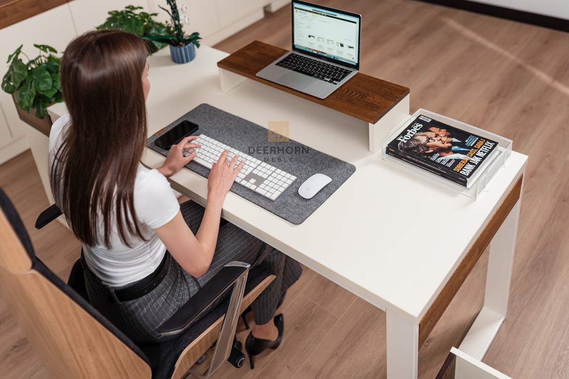 Bureau avec plateau en carton, lumière 160