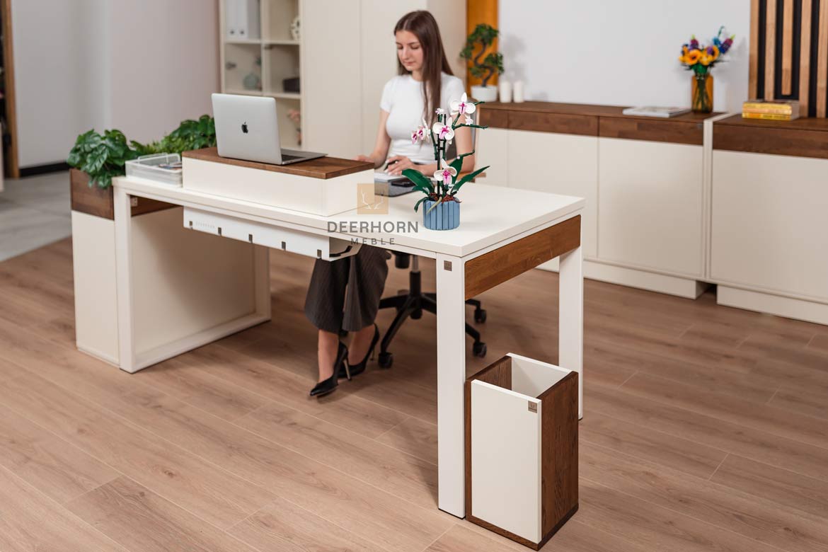 Bureau avec plateau en carton, lumière 160