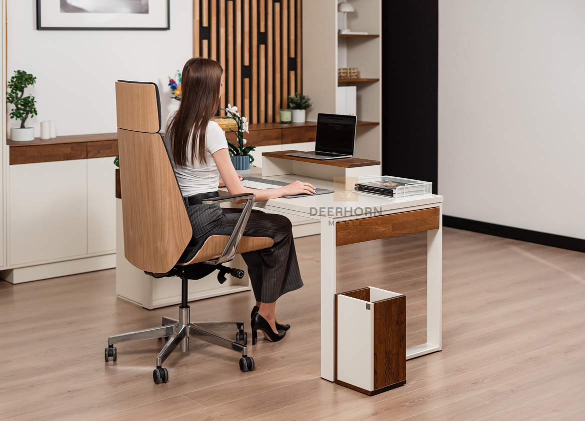 Bureau avec plateau en carton, lumière 160