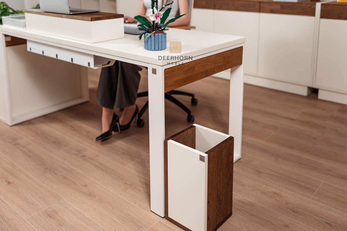 Bureau avec plateau en carton, lumière 160