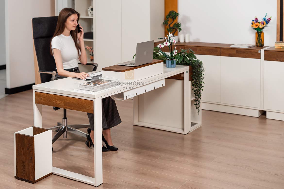 Bureau avec plateau en carton, lumière 160