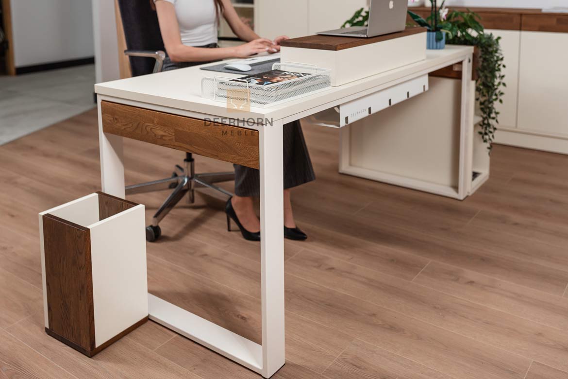 Bureau avec plateau en carton, lumière 160