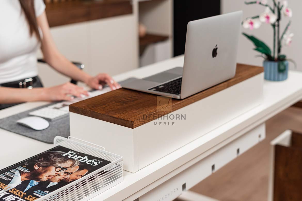 Bureau avec plateau en carton, lumière 160