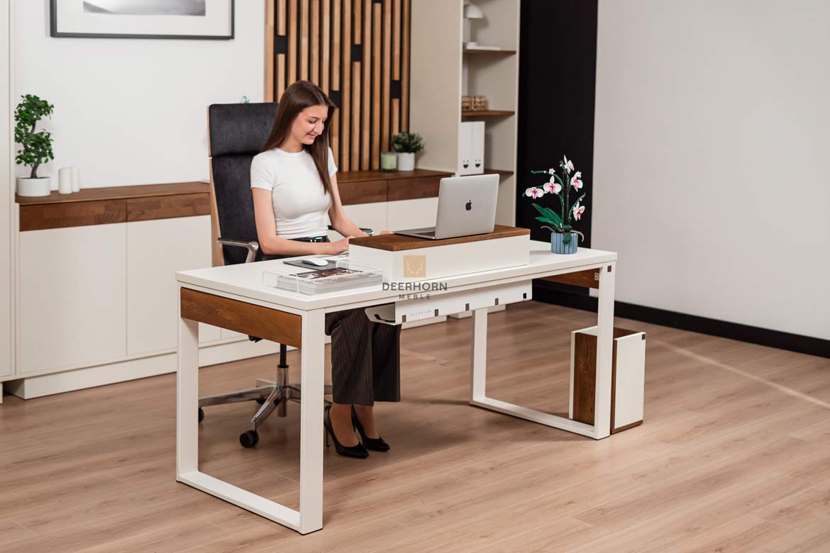 Bureau avec plateau en carton, lumière 160