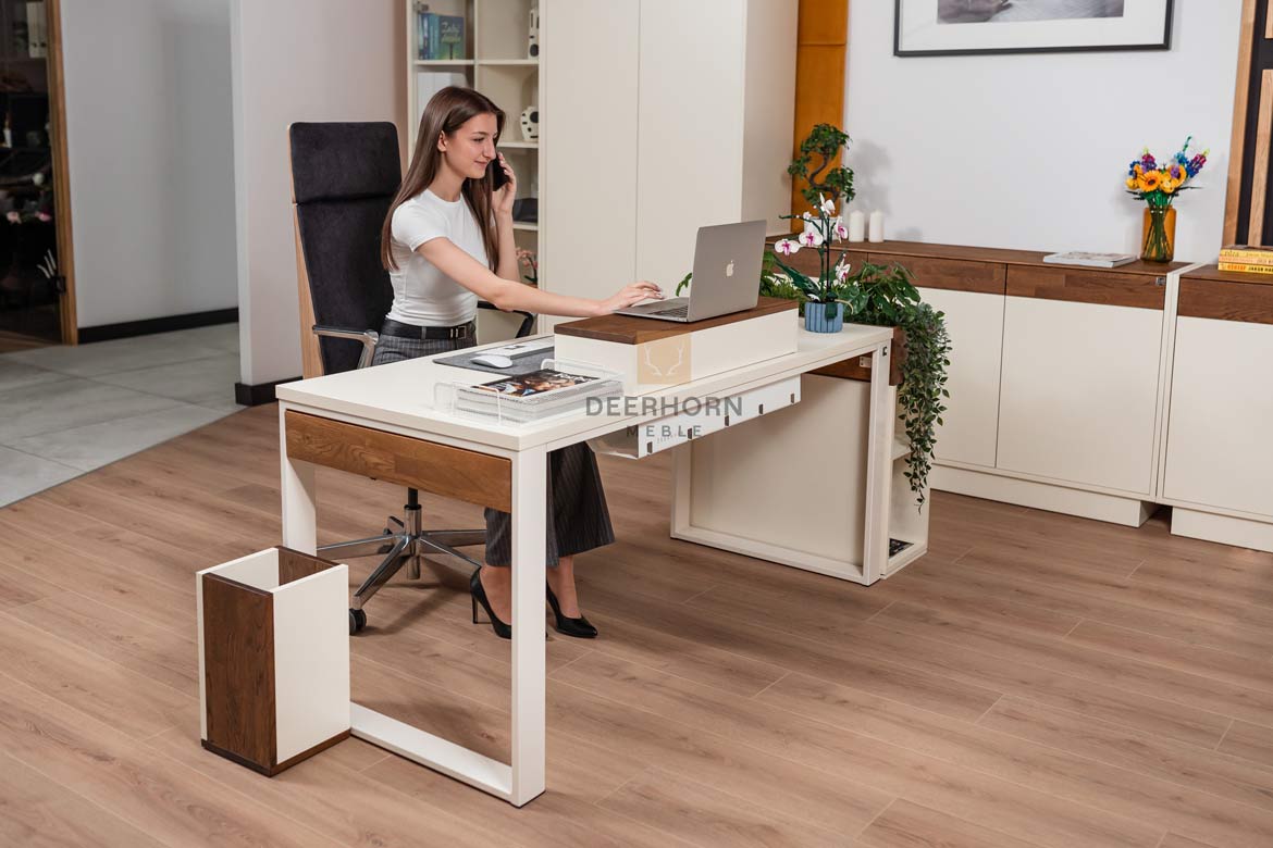 Bureau avec plateau en carton, lumière 160