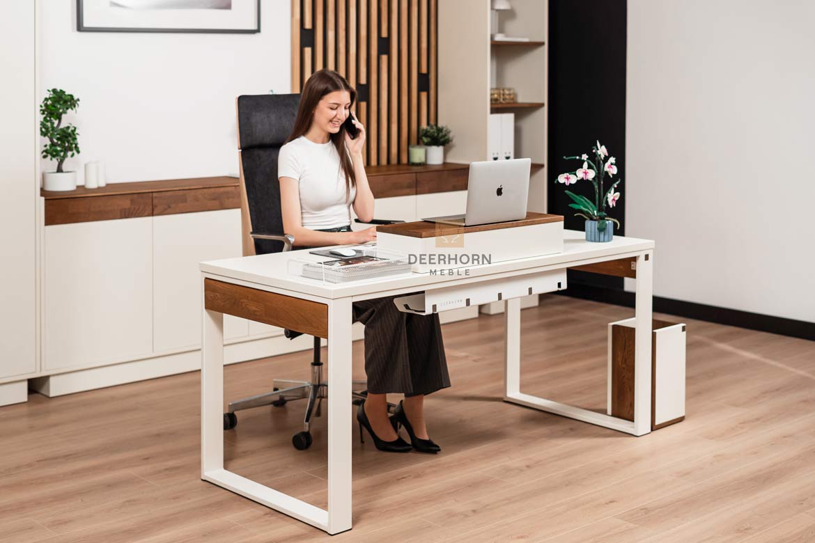 Bureau avec plateau en carton, lumière 160