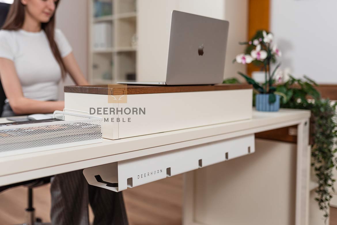 Bureau avec plateau en carton, lumière 160