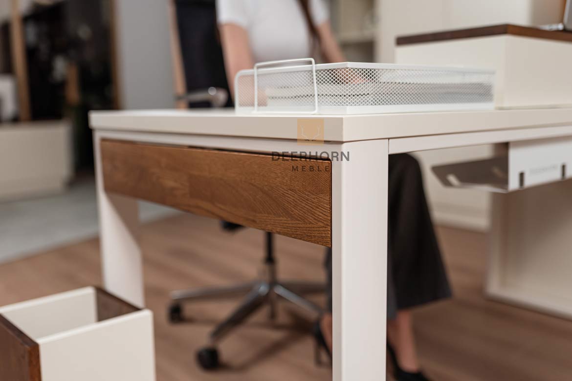 Bureau avec plateau en carton, lumière 160