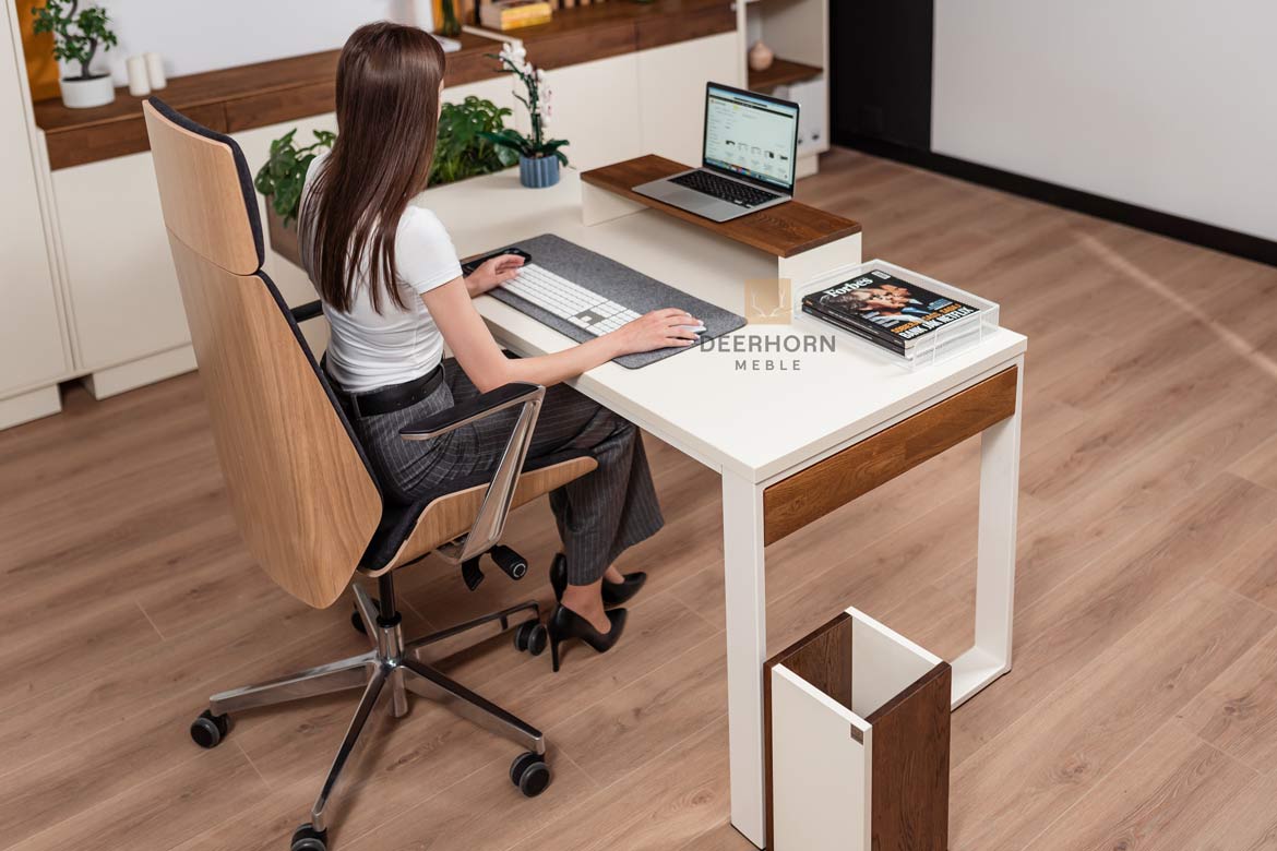 Bureau avec plateau en carton, lumière 160