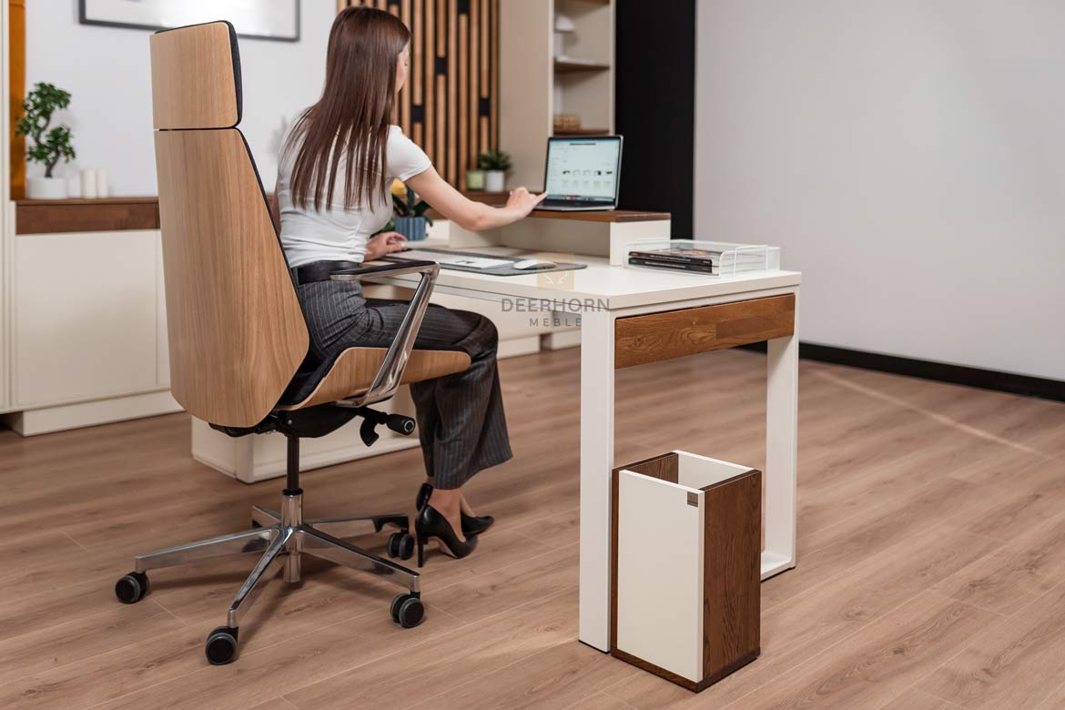 Bureau avec plateau en carton, lumière 160