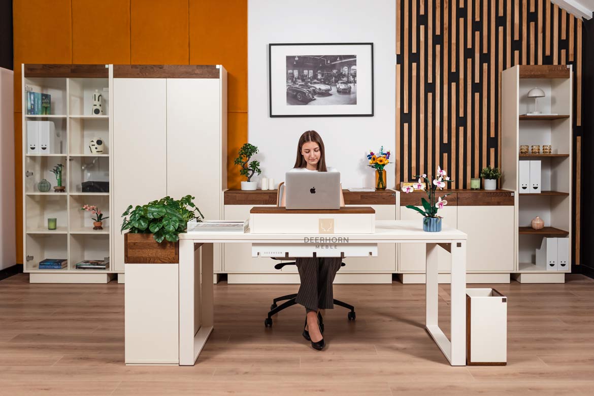 Bureau avec plateau en carton, lumière 160